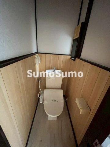 富松町４丁目貸家のトイレ|落ち着いた色調のトイレです