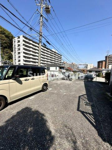 安井ハイツ の駐車場