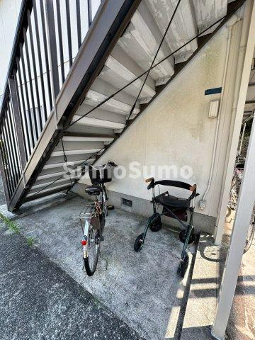安井ハイツ の駐車場