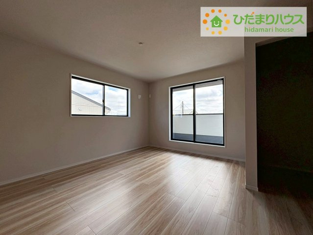 ひたちなか市稲田5期　新築戸建の寝室|バルコニーに面していて、たっぷり光りの入る明るい主寝室です！