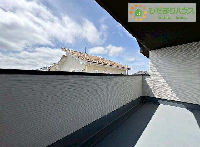 ひたちなか市稲田5期　新築戸建のバルコニー|屋根付きの広々インナーバルコニーは、共働きのご家庭の強い味方！急な雨でもお洗濯物の心配がいりませんね(^^)/