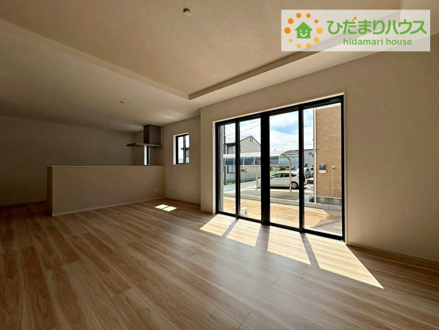 ひたちなか市稲田5期　新築戸建の居間・リビング|リビング大きな窓からは、暖かな日の光が降り注ぎます・・・