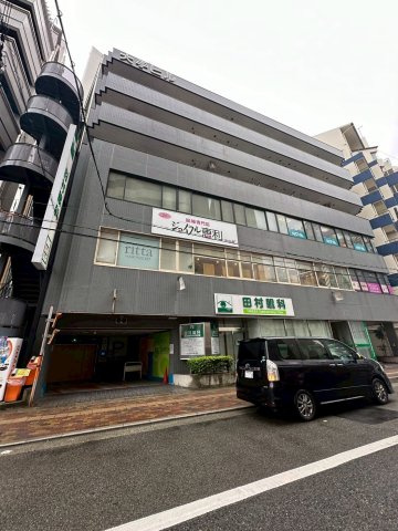 大手ビルの外観