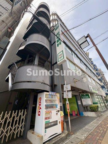 大手ビルの外観