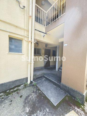 岡本梅林住宅６号棟のエントランス