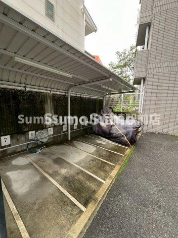 リーガル塚本の駐車場