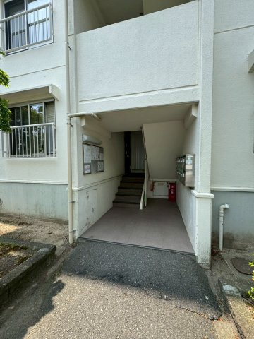 名谷2団地11号棟のエントランス