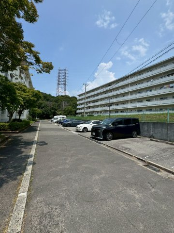名谷2団地11号棟の駐車場