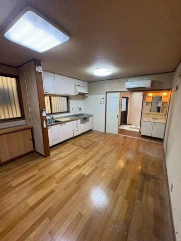 大田町4丁目貸家の居間・リビング|おしゃれな居間です