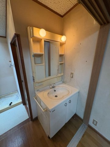 大田町4丁目貸家の洗面所|明るい洗面所です