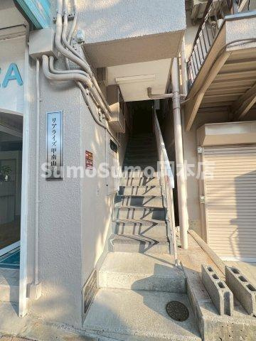 リアライズ甲南山手（東棟）のエントランス
