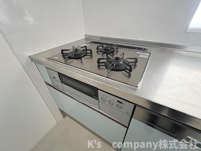 ■高座郡寒川町一之宮7丁目　ソフィア茅ヶ崎D号棟のキッチン|三口ガスコンロでお料理の幅が広がります♪