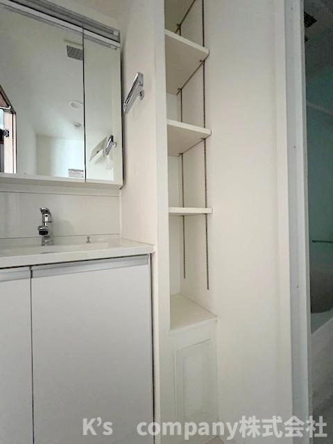 ■高座郡寒川町一之宮7丁目　ソフィア茅ヶ崎D号棟の独立洗面台|洗面台の右手にはタオルなどの収納に便利な仕切り棚付き収納スペース付き◇