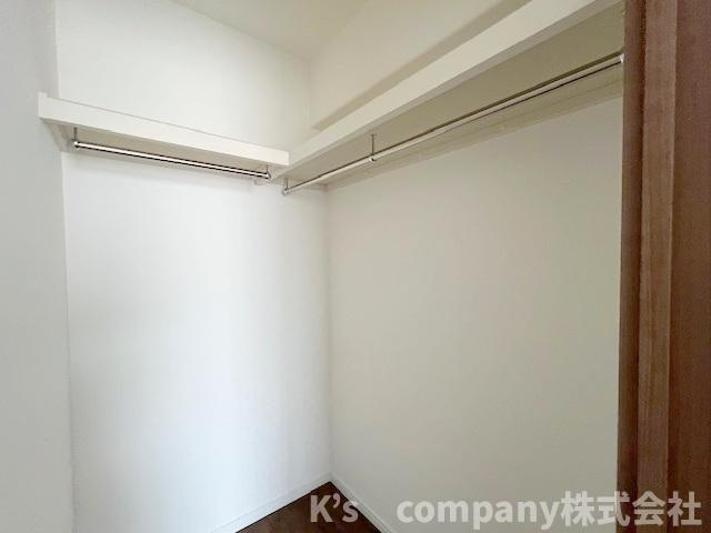 ■高座郡寒川町一之宮7丁目　ソフィア茅ヶ崎D号棟の収納|洋室5.4帖のウォークインクローゼット◇奥行きがあり季節も家電製品などの保管にも便利です◇