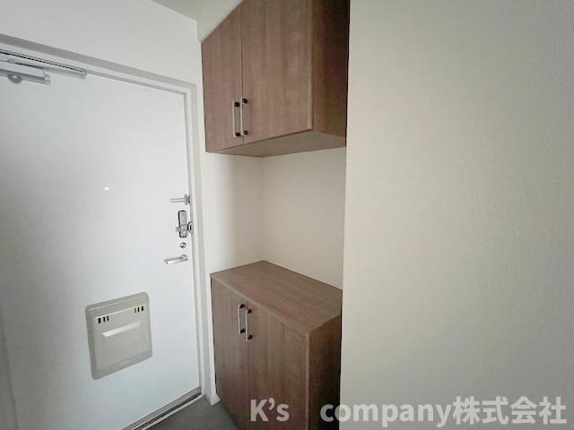 ■高座郡寒川町一之宮7丁目　ソフィア茅ヶ崎D号棟の玄関|玄関横には上下に分かれたシューズボックス付き◇インテリア小物や鍵を置くスペースがあります♪