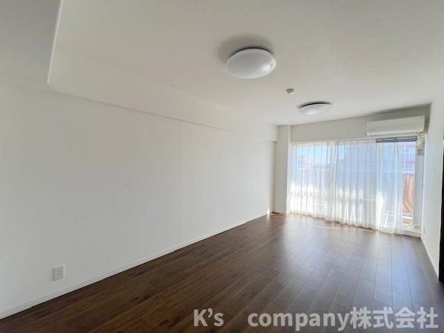 ■高座郡寒川町一之宮7丁目　ソフィア茅ヶ崎D号棟の居間・リビング|大きな窓から明るさが部屋全体に広がります◇正面にはワイドバルコニーがあります◇