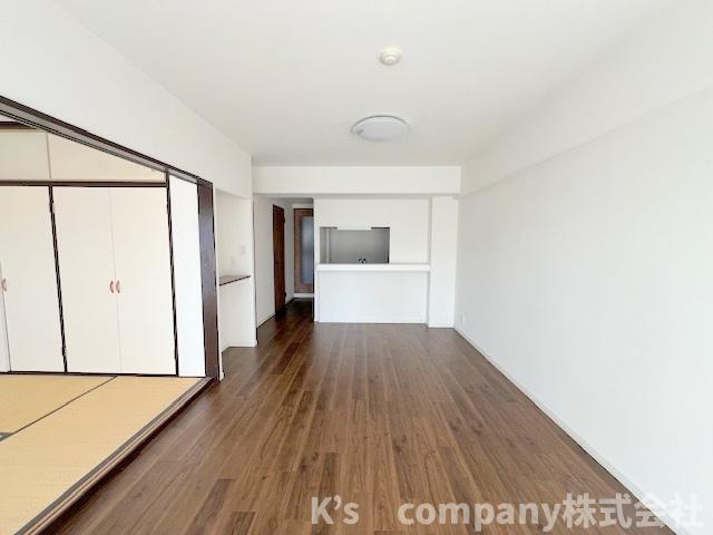 ■高座郡寒川町一之宮7丁目　ソフィア茅ヶ崎D号棟の居間・リビング|リビングのに隣接している和室は開放してお使いいただくと、リビングに裸足でくつろげるスペースができます♪