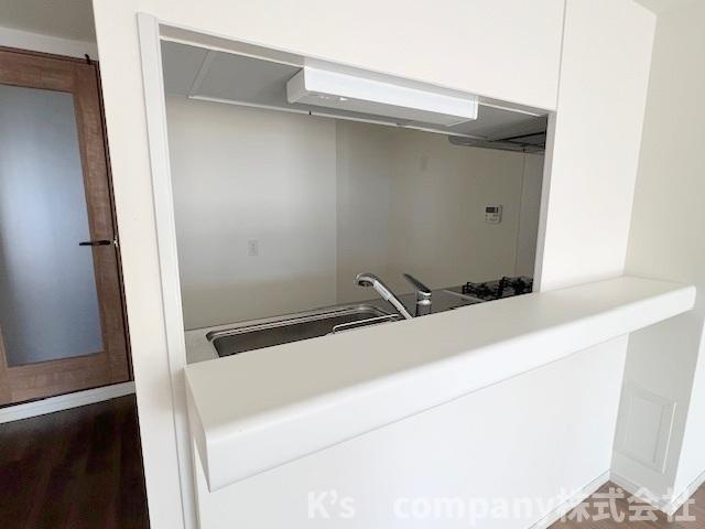 ■高座郡寒川町一之宮7丁目　ソフィア茅ヶ崎D号棟のキッチン|リビングにいるご家族を感じながらお料理ができるカウンターキッチン☆小さいお子様のいるご家庭は見守りながら家事ができます♪