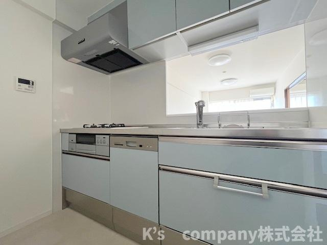 ■高座郡寒川町一之宮7丁目　ソフィア茅ヶ崎D号棟のキッチン|落ち着いた色調のシステムキッチン☆吊戸棚収納も充実しています◇