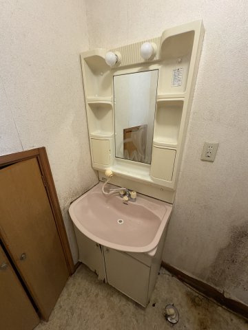 妙法寺菅ノ池戸建の洗面所|明るい洗面所です