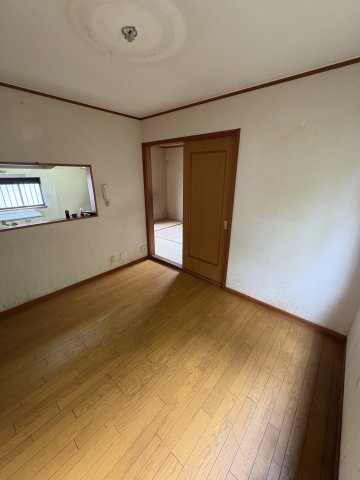 妙法寺菅ノ池戸建の居間・リビング|こちらの居間で趣味の時間をお楽しみください