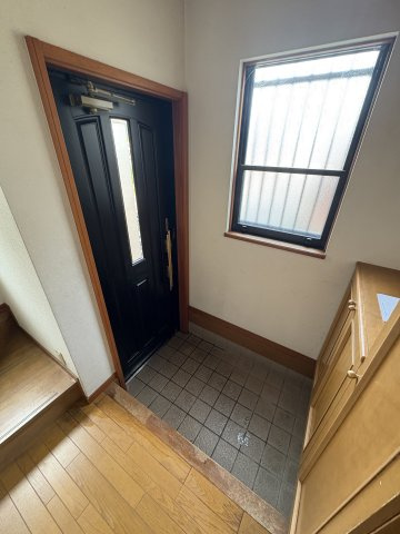 妙法寺菅ノ池戸建の玄関|収納もある玄関です