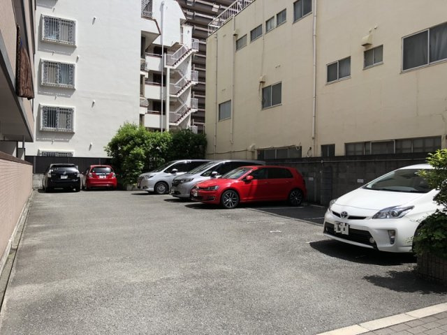 マジョール松崎町の駐車場