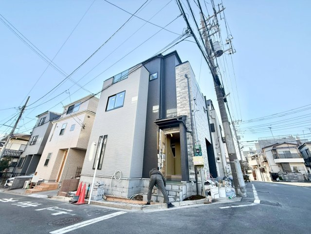 板橋区若木1丁目　新築戸建の前面道路含む現地写真|開放感溢れる角地です。

現地ご見学希望・資料請求などお気軽にお問い合わせ下さい！
03-5990-5201