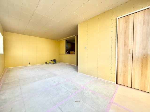 板橋区若木1丁目　新築戸建の居間・リビング|足元から室内全体を暖める床暖房。ホコリが舞い上がらないため、お子様のいるご家庭にも安心です。

現地ご見学希望・資料請求などお気軽にお問い合わせ下さい！
03-5990-5201