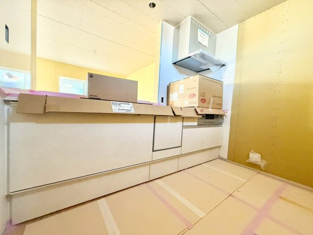 板橋区若木1丁目　新築戸建のキッチン|お料理をしながらご家族の様子を見渡せる対面式キッチン。ビルトイン食洗機付きで家事の負担を軽減します。

現地ご見学希望・資料請求などお気軽にお問い合わせ下さい！
03-5990-5201