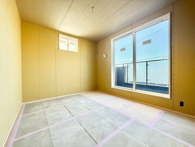 板橋区若木1丁目　新築戸建の洋室|大きな窓からたっぷりと陽光が注がれる明るい居室。一日の疲れを癒し、時を忘れて過ごせる空間です！

現地ご見学希望・資料請求などお気軽にお問い合わせ下さい！
03-5990-5201