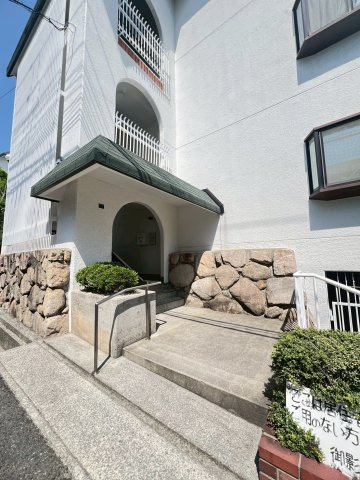 御影野村ハイツＥ棟のエントランス