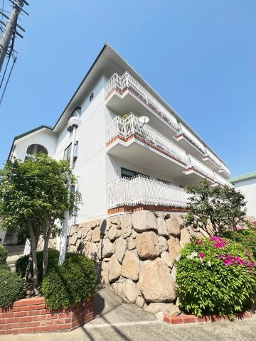 御影野村ハイツＥ棟の外観
