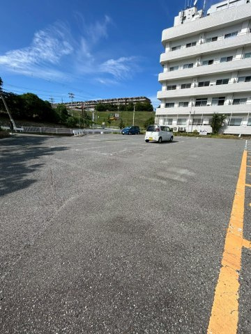 ホワイトヒルの駐車場|車をお持ちの方に嬉しい駐車場付きの物件です