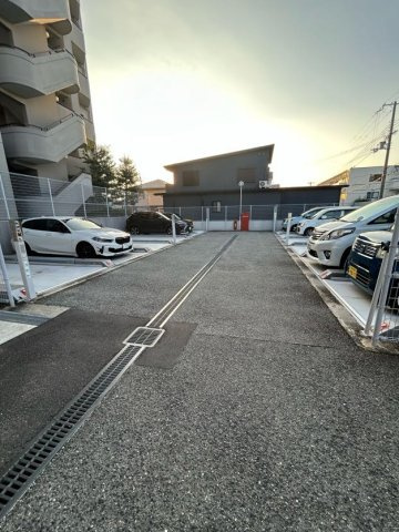 嵯峨クレセーヌ神戸西の駐車場