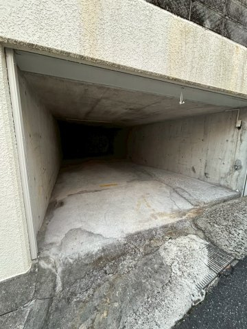 垂水区塩屋台2-6-16戸建の駐車場|車をお持ちの方に嬉しい駐車場付きの物件です