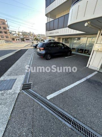 多聞台大一ビルの駐車場|駐車スペースもあります