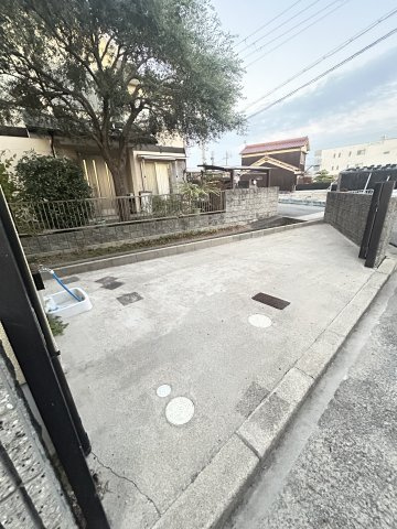 大久保町江井島　貸家の駐車場