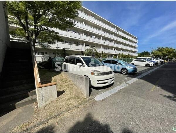 名谷2団地12号棟の駐車場