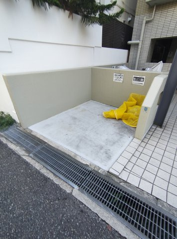 ランデージ神戸花隈の駐車場