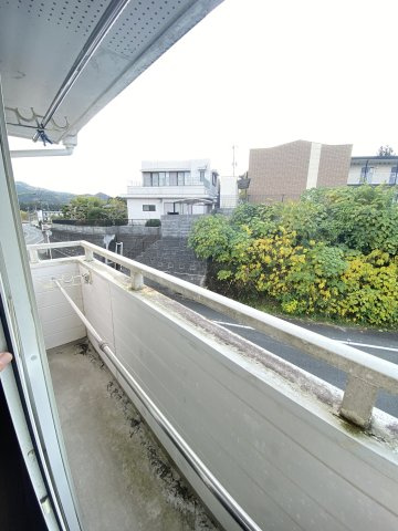 グリーンヒル弐番館のバルコニー|暖かな日差しのふりそそぐバルコニー（写真は別室の物　現況優先）