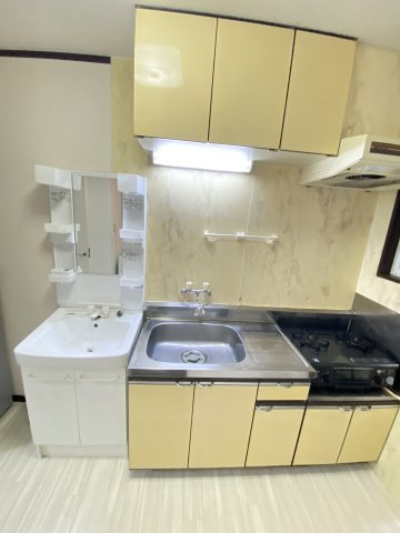 グリーンヒル弐番館のキッチン|使いやすいキッチンです（写真は別室の物　現況優先）