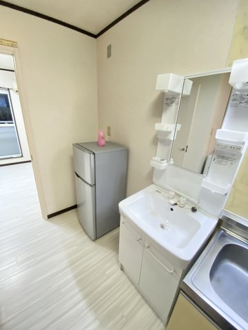 グリーンヒル弐番館の洗面所|朝の支度にも助かる、独立の洗髪洗面化粧台（写真は別室の物　現況優先）