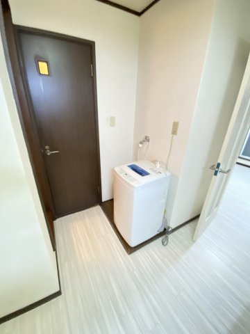 グリーンヒル弐番館の玄関|洗濯機（写真は別室の物　現況優先）