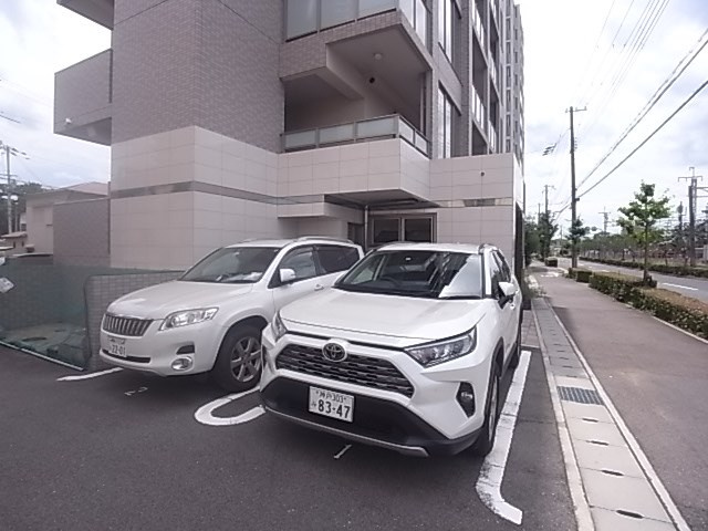 マウントック・フェイムの駐車場
