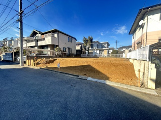 【前面道路含む現地写真】 | 季節感を演出する多彩な樹木と豊かな彩りが重なり、四季折々の変化を楽しめる心地よい場所となることでしょう。