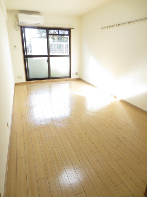 プレジール天神の洋室