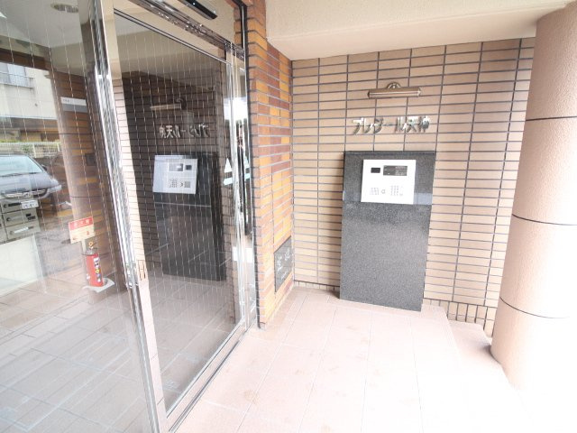 プレジール天神のエントランス