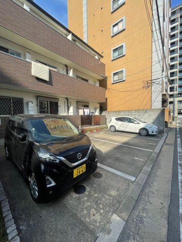 フォレストメゾンアイリスの駐車場