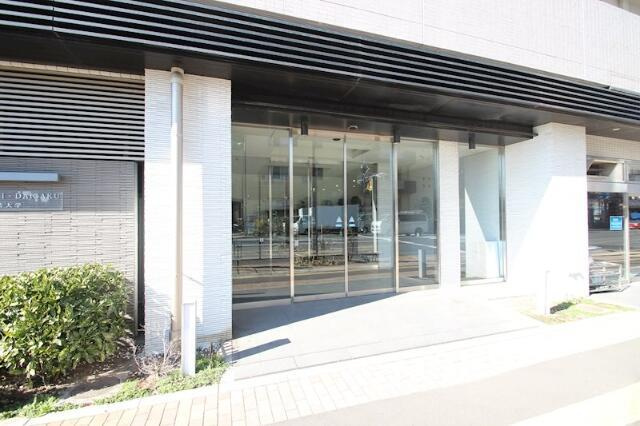 フェニシア学芸大学のエントランス